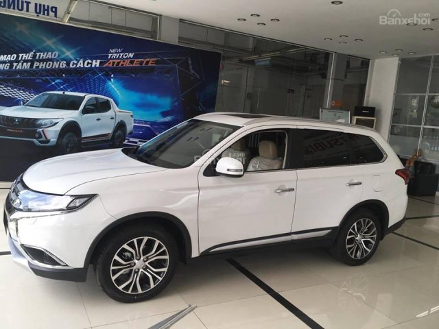 Mitsubishi Outlander 2.4 nhận quà tặng lên đến 15 triệu khi ký hợp đồng, LH 0907.578.118