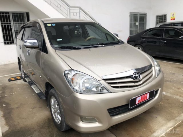 Cần bán xe Innova số sàn, đời 2010, màu ghi vàng