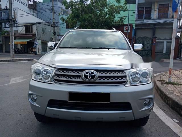 Cần bán lại xe Toyota Fortuner đời 2010, màu bạc, giá tốt