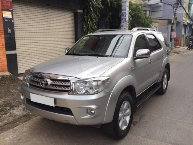 Bán xe Fortuner đời 2010 màu bạc, máy dầu, giá 620 triệu