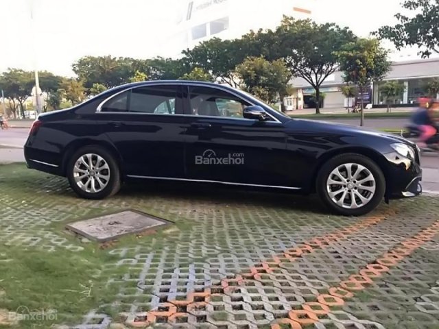 Bán ô tô Mercedes E200 đời 2017, màu đen như mới