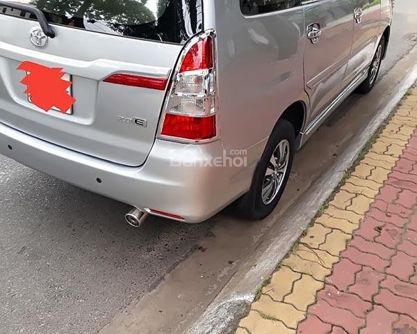 Cần bán xe Toyota Innova 2.0E đời 2015, màu bạc, 585tr