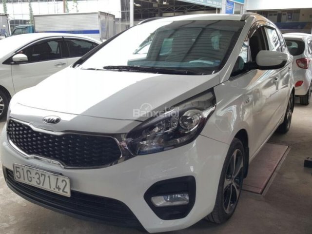 Bán Kia Rondo 2.0MT màu trắng, số sàn, sản xuất 2017, biển Sài Gòn, máy xăng mẫu mới