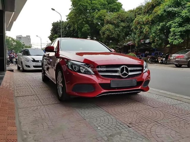 Cần bán xe Mercedes C200 năm sản xuất 2016, màu đỏ
