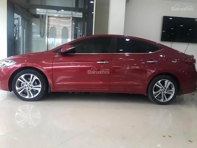 Cần bán gấp Hyundai Elantra sản xuất năm 2018, màu đỏ như mới