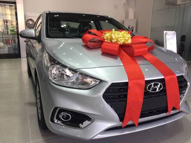 Bán ô tô Hyundai Accent đời 2018, màu bạc, 425tr