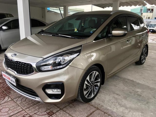 Cần bán Kia Rondo GAT năm 2017 5/2017, odo 14000km, giá 635tr