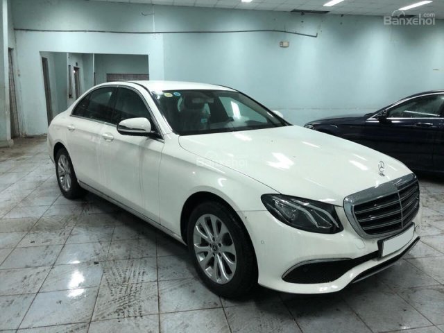 Bán xe Mercedes E200 trắng 2018 chính hãng. Trả trước 600 triệu nhận xe