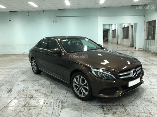 Bán xe Mercedes C200 nâu 2018 chính hãng, trả trước 450 triệu nhận xe