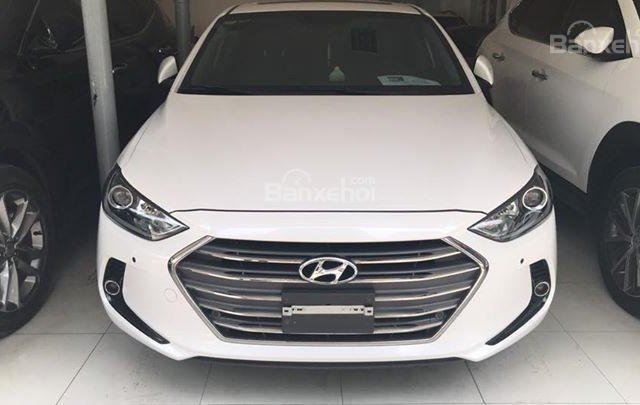 Cần bán Hyundai Elantra 2.0 năm sản xuất 2016, màu trắng, odo 1 vạn