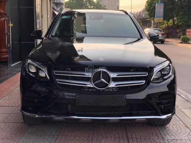 Bán Mercedes GLC300 2017 đi 12.000km, màu đen/kem