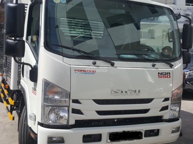 Bán xe tải Isuzu NQR75M đời 2018, thùng dài 6m1, màu trắng, giá xe 805tr