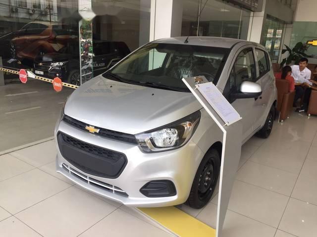 Bán Chevrolet Spark sản xuất 2018, màu bạc, giá tốt