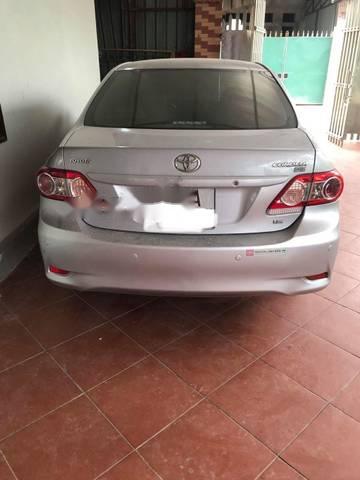 Cần bán xe Toyota Corolla Altis đời 2010, màu bạc xe gia đình