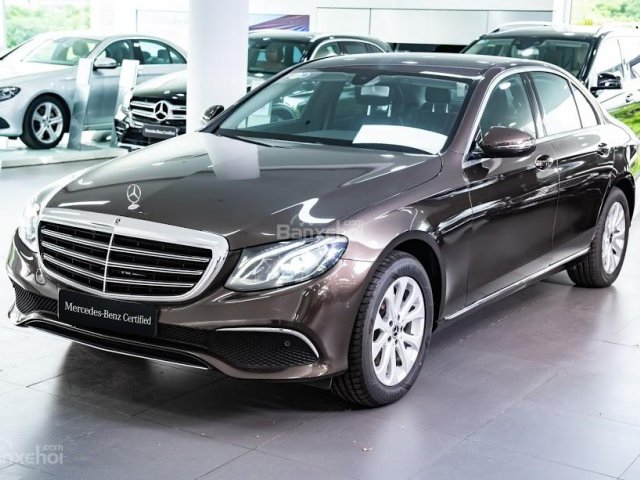 Cần bán xe Mercedes E200 năm sản xuất 2017, màu nâu, mới 99%, 18 km