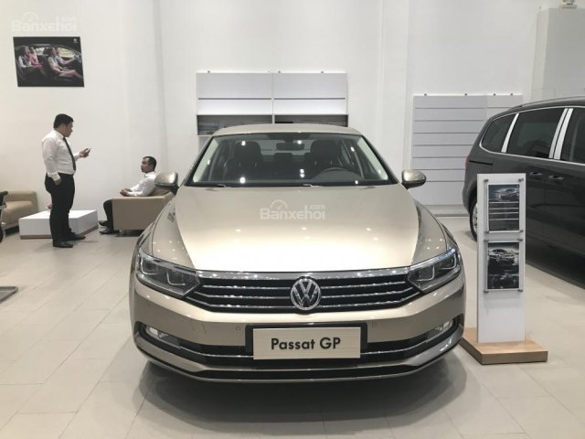 Bán Volkswagen Passat GP giá cực rẻ, nhiều màu giao ngay, trả trước chỉ 300tr - 090.364.3659