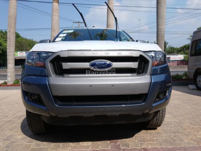 Bán xe Ford Ranger XLS MT màu xanh thiên thanh, giao xe ngay, hỗ trợ vay 80%