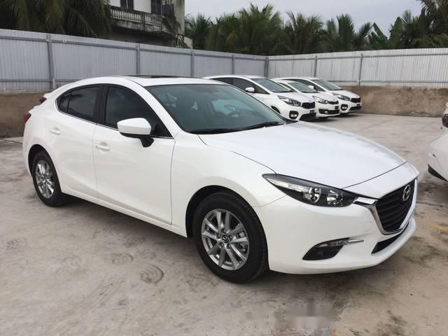 Cần bán Mazda 3 đời 2018, màu trắng 