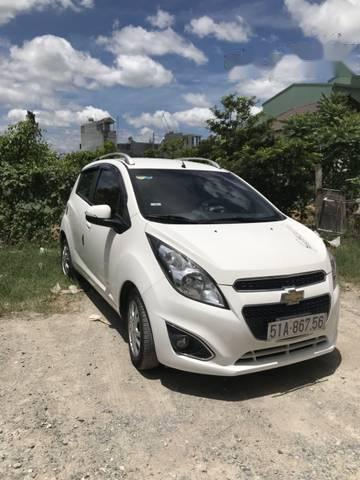 Cần bán Chevrolet Spark Zest năm sản xuất 2014, màu trắng xe gia đình