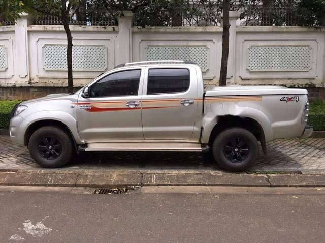 Cần bán xe Toyota Hilux MT 4x4 năm sản xuất 2009, màu bạc chính chủ, 415 triệu