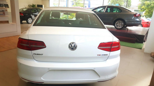 Bán xe Volkswagen Passat 2.0 AT 2015, màu trắng, nhập khẩu nguyên chiếc