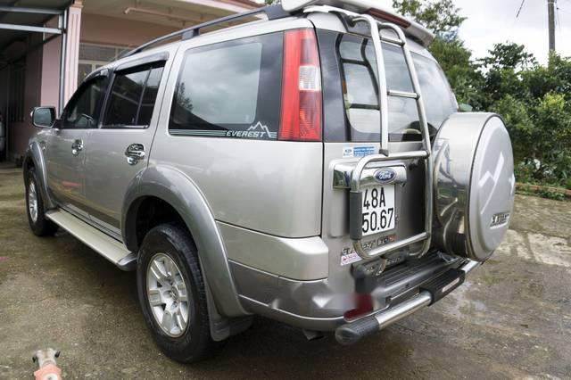 Cần bán gấp Ford Everest AT đời 2008, màu bạc xe gia đình, 400tr