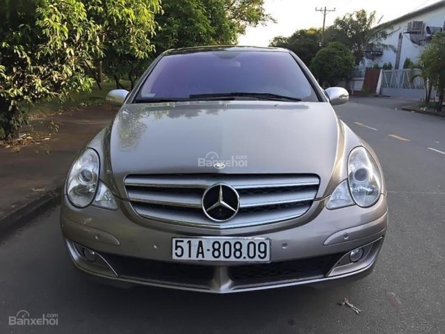 Càn bán xe Mercedes Benz R500, đăng ký 2006, màu vàng cát, nội thất kem