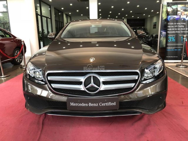 Bán xe Mercedes E250 cũ, đăng ký 2018, màu nâu như mới, giá rẻ hơn 400 triệu