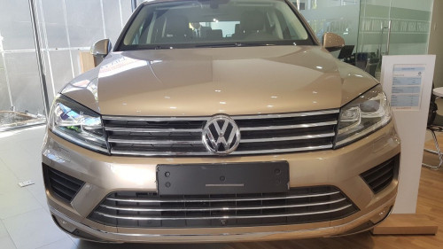 Bán xe Volkswagen Touareg 3.6 AT đời 2016, màu nâu