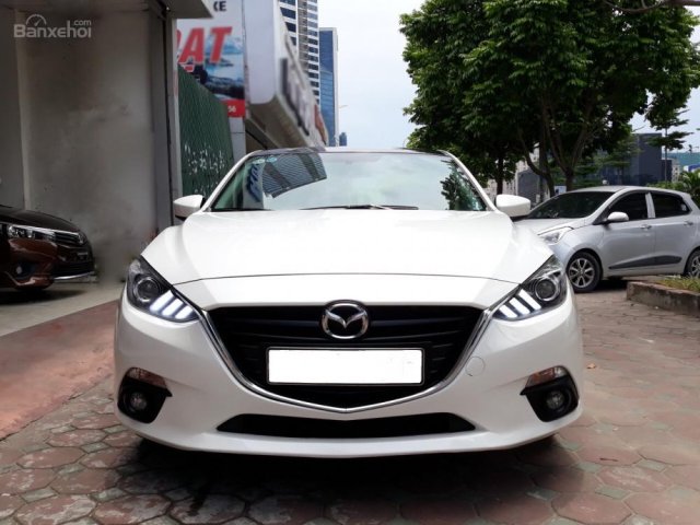 Cần bán xe Mazda 3 1.5 SD AT cũ đời 2015, màu trắng, xe đi ít, mới 90%