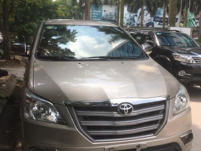 Bán xe Toyota Innova E sản xuất 2013, màu vàng cát xe gia đình màu bạc, cam kết xe đẹp chất lượng