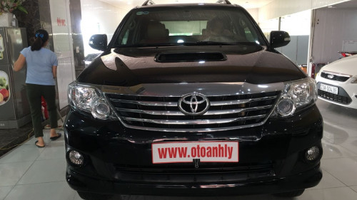 Salon bán xe Toyota Fortuner 2.5G MT đời 2013, màu đen