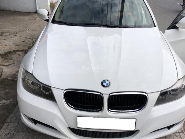 Đổi xe cần bán BMW 320i đăng ký 12/2009, màu trắng còn mới tinh