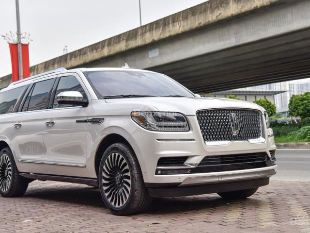 Bán Lincoln Navigator Black Label màu trắng nội thất Nâu đỏ, xe sản xuất 2018, nhập khẩu nguyên chiếc mới 100%