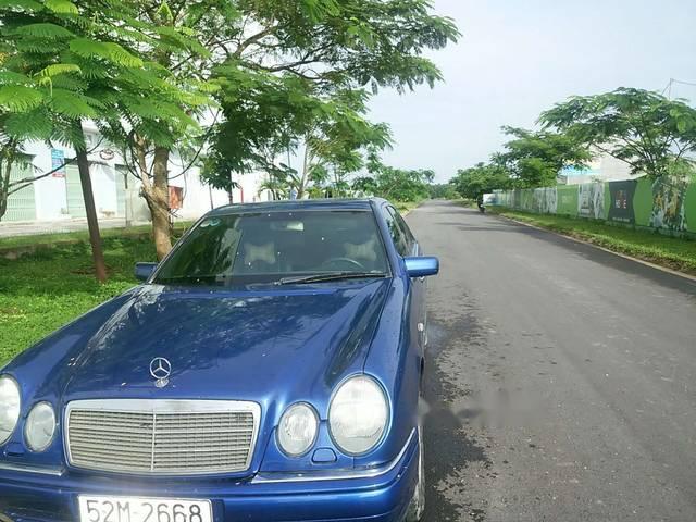 Cần bán xe Mercedes năm 1996 còn mới, giá chỉ 125 triệu