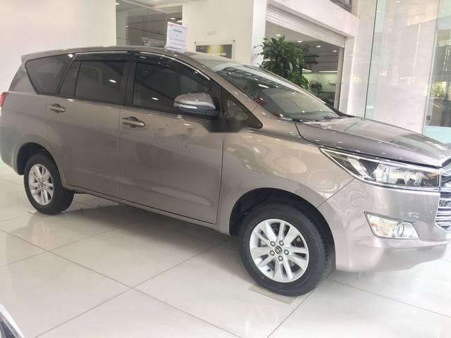 Cần bán Toyota Innova 2.0E sản xuất năm 2018, màu xám, giá chỉ 743 triệu