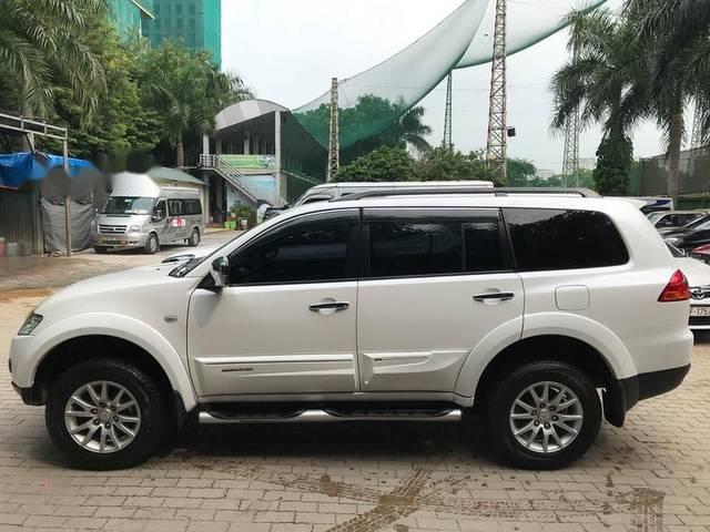 Cần bán lại xe Mitsubishi Pajero Sport G 4x2 AT đời 2013, màu bạc, giá chỉ 625 triệu