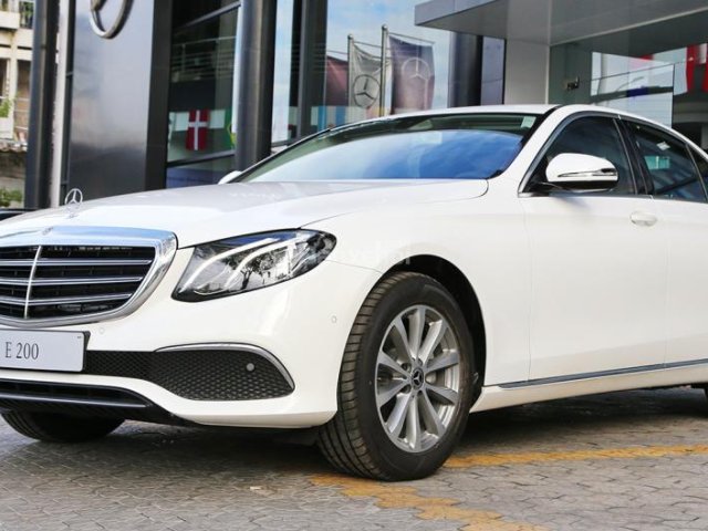 Bán Mercedes E200 2018, xe đủ màu giao ngay, hỗ trợ trả góp 90%. LH 0988.125.138