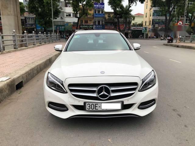 Bán Mercedes C200 năm sản xuất 2015, màu trắng số tự động