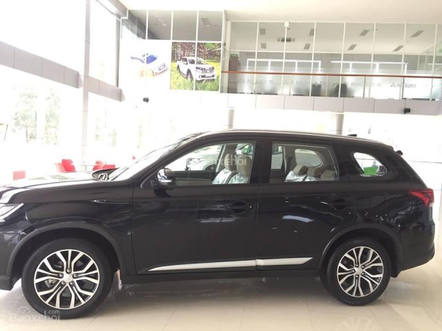 Giao ngay Mitsubishi Outlander 2.0 CVT 2018, bảo hiểm vật chật hoặc quà tặng theo yêu cầu