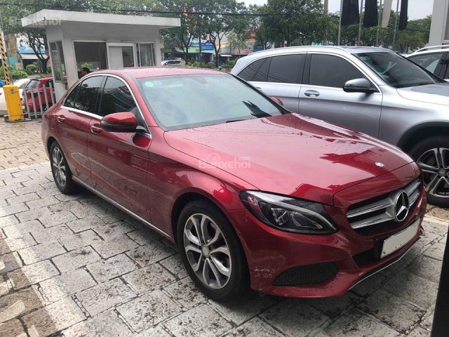 Bán xe Mercedes C200, đỏ 2018 chính hãng, trả trước 450 triệu nhận xe