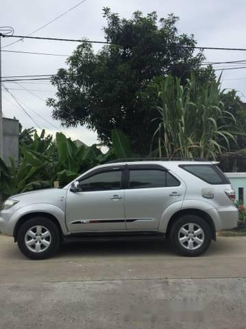 Bán Toyota Fortuner đời 2011, màu bạc