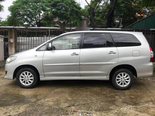 Cần bán xe Toyota Innova năm 2013, màu bạc  