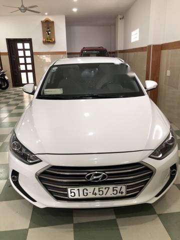 Gia đình bán Hyundai Elantra đời 2017, màu trắng, giá 525tr