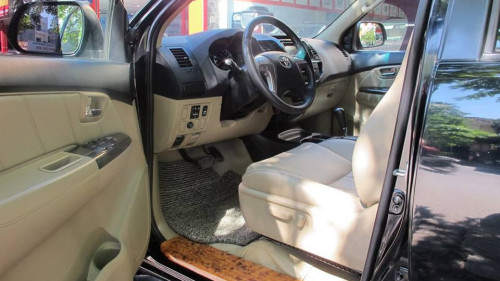 Bán Toyota Fortuner 2.7V AT năm sản xuất 2016, màu đen 