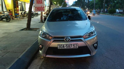 Cần bán xe Toyota Yaris AT sản xuất 2015, màu bạc 