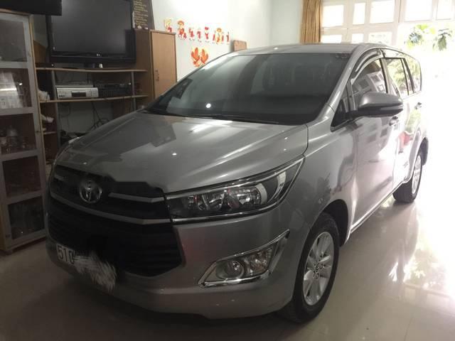 Cần bán gấp Toyota Innova E sản xuất 2016, màu bạc chính chủ 