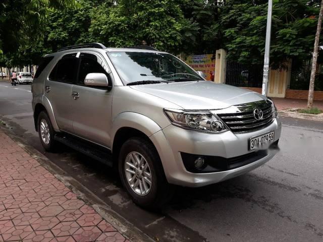 Cần bán lại xe Toyota Fortuner 2.7V sản xuất năm 2014, màu bạc chính chủ