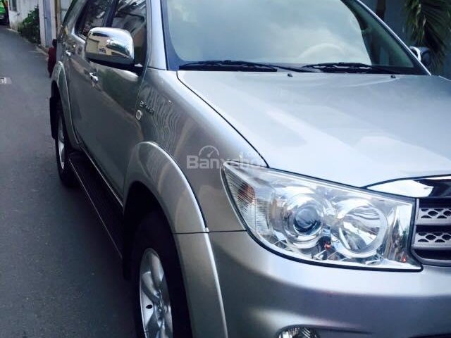 Bán xe Toyota Fortuner 2011 số tự động, 2 cầu, màu bạc zin