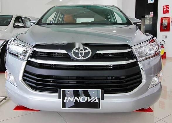 Cần bán xe Toyota Innova E sản xuất năm 2018, màu bạc, giá tốt